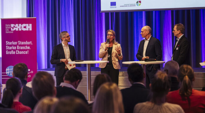 Jan Egge Sedelies (Hannoversche Allgemeine Zeitung, Moderation), Doris Petersen (hannoverimpuls GmbH, Geschäftsführung), Frank Preugschat (AOK Niedersachsen, Geschäftsführung Versorgungs- und Leistungsmanagement), Holger Stürmann (Wahrendorff, Geschäftsführung) (c) hannoverimpuls/Kevin Münkel