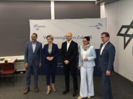 v.l. Guy Selbherr (MBG); Ministerin Dr. Nicole Hoffmeister-Kraut; Sebastian Klaus (Atmos); Dr. Anke Kovar (DLR Stuttgart); Dirk Buddensiek (MBG);