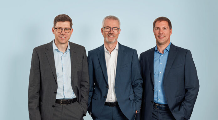 Das Management-Team von SciRhom - von links nach rechts: Dr. Jens Ruhe, Managing Director & COO; Dr. Jan Poth, Managing Director & CEO; Dr. Matthias Schneider, CSO. (c) SciRhom, Fotograf: Paul Paulsen