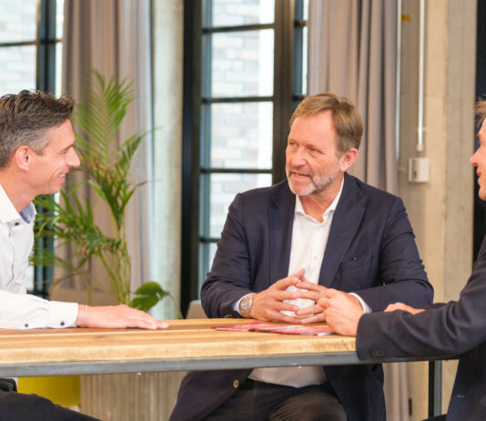 Chrstian Gnam (IZB) und Prof. Dr. Ralf Huss (BioM) im Gespräch mit Mathias Renz (VC Magazin)