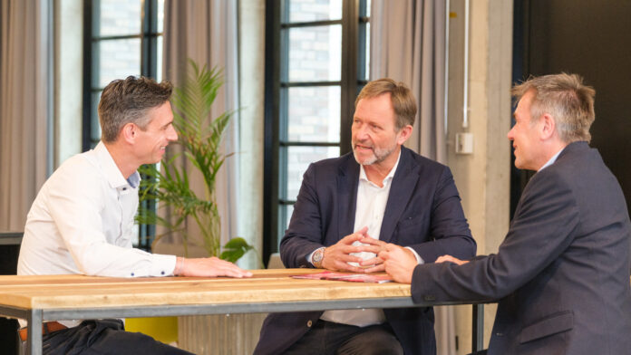 Chrstian Gnam (IZB) und Prof. Dr. Ralf Huss (BioM) im Gespräch mit Mathias Renz (VC Magazin)