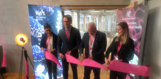 Feierliches Pre-Opening der Life Science Factory München durch (v.l.n.r.:) Tatjana Kasper (Managing Director Life Science Factory), Prof. Matthias Tschöp (CEO Helmholtz Munich), Dr. Sven Wagner (Managing Director Life Science Factory) und die Lab Managerin der Life Science Factory Munich Dr. Margarete Nawrath