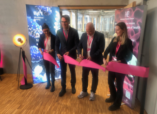 Feierliches Pre-Opening der Life Science Factory München durch (v.l.n.r.:) Tatjana Kasper (Managing Director Life Science Factory), Prof. Matthias Tschöp (CEO Helmholtz Munich), Dr. Sven Wagner (Managing Director Life Science Factory) und die Lab Managerin der Life Science Factory Munich Dr. Margarete Nawrath